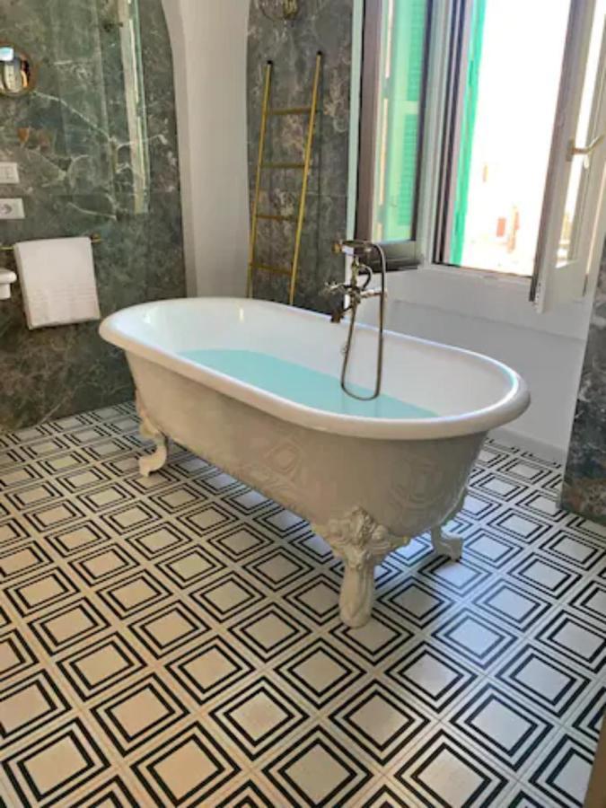 The Duchess'S View - New! Luxurious Flat In Historical Centre 115 Sq M, 3Min Walk To Cala Porto Beach And Private Parking Polignano a Mare Esterno foto